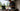 Mężczyzna porządkuje narzędzia potrzebne do remontu podłogi w garażu.